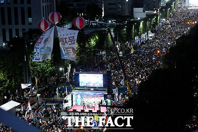 5일 서울 서초구 서초동에서 조국 법무부 장관을 둘러싸고 수호와 사퇴를 주장하는 양측의 맞불 집회가 열리고 있다. /이효균 기자