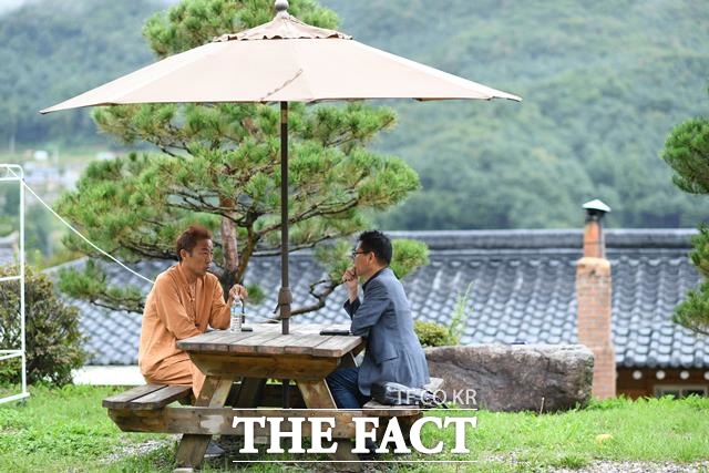 김철민은 "펜벤다졸 치료에 대해 우려하시는 분들이 많은데 먹는 항암제와 방사선 치료를 동시에 진행하기 때문에 너무 걱정 안하셔도 된다"고 말했다. 사진은 지난달 요양원을 찾은 필자와 인터뷰 당시. /양평=임세준 기자