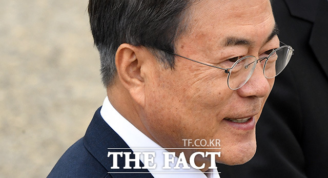 문재인 대통령은 9일 훈민정음 반포 573돌 한글날을 맞아 "3.1독립운동 100주년, 대한민국 임시정부 100주년에 맞는 뜻깊은 한글날"이라며 "573년 전 한글을 창제한 세종대왕의 애민정신과 일제강점기 한글을 지켜낸 독립운동가들의 민족정신을 되새긴다"고 밝혔다. /임영무 기자