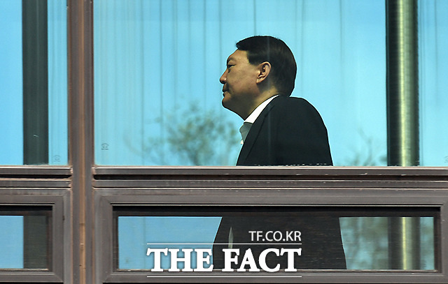 검찰이 윤석열 검찰총장을 강원도 원주 별장에서 접대한 적이 있다는 건설사업자 윤중천 씨의 진술을 확보했다는 보도에 대해 "검찰총장 인사검증 과정에서도 이러한 근거 없는 음해를 민정수석실이 검증하고 사실무근으로 판단한 바 있다"고 반박했다. /이새롬 기자