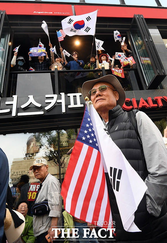 한글날인 9일 오후 서울 광화문 세종대로 일대에서 '문재인 하야 범국민투쟁운동본부'가 주최한 보수단체들이 집회를 열고 구호를 외치고 있다. /임영무 기자