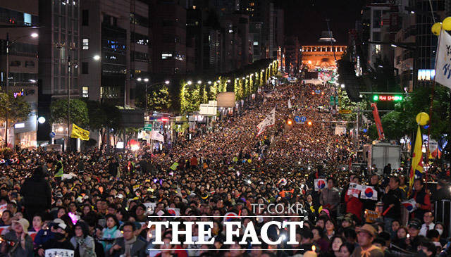 '제9차 사법적폐 청산을 위한 검찰 개혁 촛불 문화제'가 12일 오후 서울 서초구 서초역 사거리에서 열려 많은 시민들이 집회에 참석하고 있다. 주최측이 이날 열린 9차 집회를 마지막으로 집회를 잠정적으로 중단한다고 밝힌 가운데 많은 시민들이 참석해 서초역 사거리를 가득 메웠다. /임세준 기자