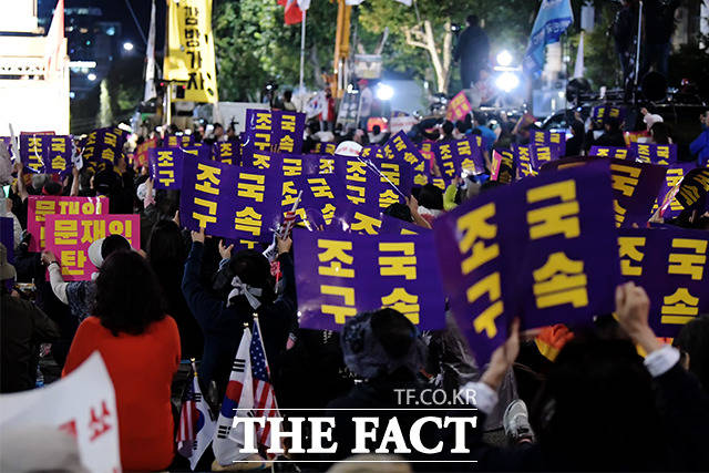 12일 오후 서울 서초구 서초대로에서 '조국 구속·문제인 퇴진 요구 결사항전 맞불집회'가 열린 가운데 참가자들이 구호를 외치고 있다. /이선화 기자