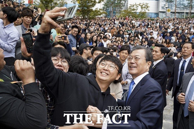 문 대통령이 지난 10일 오전 충남 아산시 삼성디스플레이 아산공장을 방문해 직원들과 '셀카'를 찍고 있다. /청와대 제공