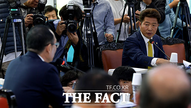 여영국 정의당 의원(오른쪽)이 지난 10일 오전 서울 관악구 서울대학교에서 진행된 국회 교육위원회의 국립대학법인 서울대를 비롯한 수도권 국립대학 국정감사에서 질의하고 있다. /이덕인 기자