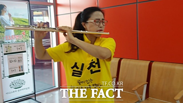 '피겨 플루티스트' 윤수연 씨(사진)가 지난 9일 보수단체가 주도한 광화문 집회 현장에서 순수한 의도로 플루트를 연주하다 '좌파'로 몰려 무대에서 눈물을 흘렸다. /윤 씨 제공