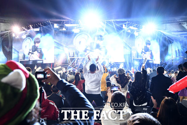 지난해 11월 3일 인천광역시 문학주경기장에서 열린 '2018 롤드컵' 결승전에서 팬들이 열띤 응원전을 펼치고 있다. /남윤호 기자