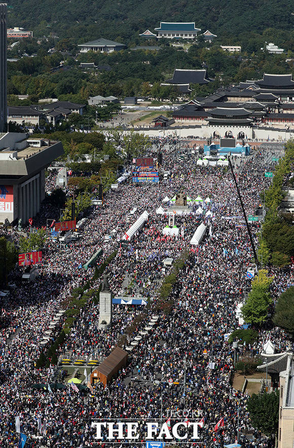 한글날인 지난 9일 오후 서울 광화문 세종대로 일대에서 '문재인 하야 범국민투쟁운동본부'가 주최한 보수단체들이 대규모 집회를 열고 문재인 대통령과 조국 법무부 장관을 규탄하는 구호를 외치고 있다. /임영무 기자