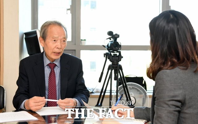 장기표 신문명정책연구원 원장이 지난 8일 서울 남영역 인근에 위치한 그의 사무실에서 인터뷰를 하고 있다. /임세준 기자