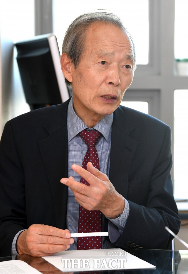 장 원장은 "특히 촛불집회에 100만 대중이 나와서 '조국 수호'를 외치는데 조국을 사퇴시키면 곤란하다. 그런데 사퇴를 안 시키면 더 망하게 돼 있다"라고 우려했다.