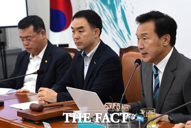 바른미래당 당권파는 변혁의 신당 창당 가능성을 낮게 보고 있다. 손학규 바른미래당 대표가 당 최고위원회의에서 발어하는 모습. /남윤호 기자