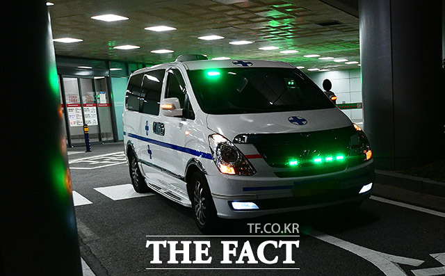 가수 겸 배우 설리가 자택에서 사망한 가운데 14일 오후 서울시의 한 병원에 설리의 시신을 수습한 구급차가 도착해 있다. /이동률 기자