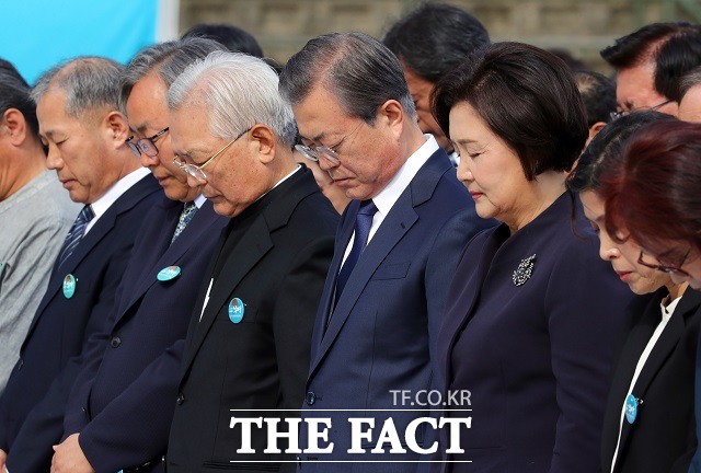 문재인 대통령과 김정숙 여사가 16일 경남 창원시 마산합포구 경남대학교에서 열린 제40주년 부마민주항쟁 기념식에 참석, 내빈들과 함께 민주열사에 대한 묵념을 하고 있다. /뉴시스