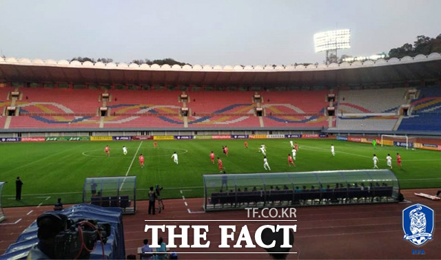 야당 의원들은 17일 국정감사에서 통일부를 강하게 비판했다. 지난 15일 북한 평양 김일성경기장에서 열린 2022 국제축구연맹(FIFA) 카타르 월드컵 아시아 지역 2차 예선 한국과 북한의 경기가 무관중 경기로 열리고 있다. / 대한축구협회 제공