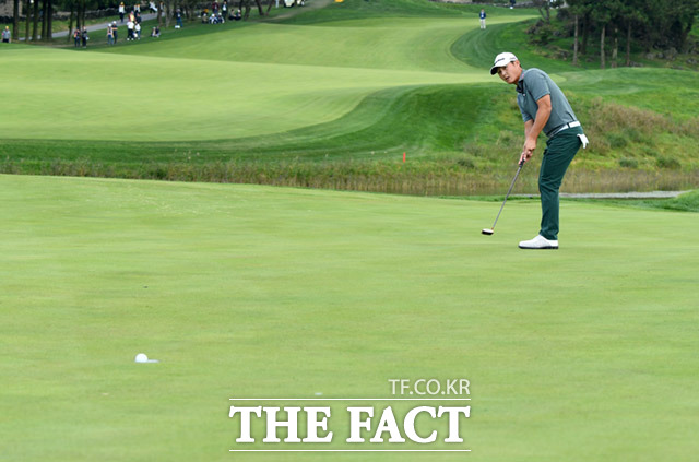 잘 들어갈것 같았던 공은 야속하게도...