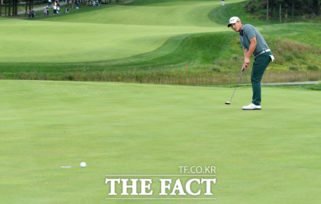 홀 컵을 돌아 빠져 나오고