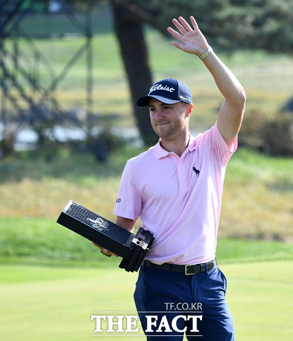 승자의 환한 미소