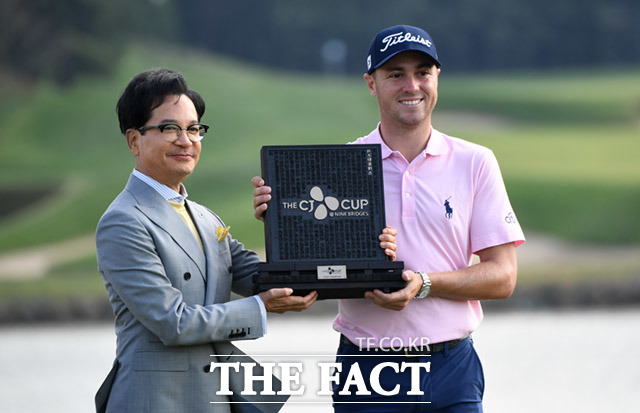 챔피언 탈환한 저스틴 토마스(오른쪽)