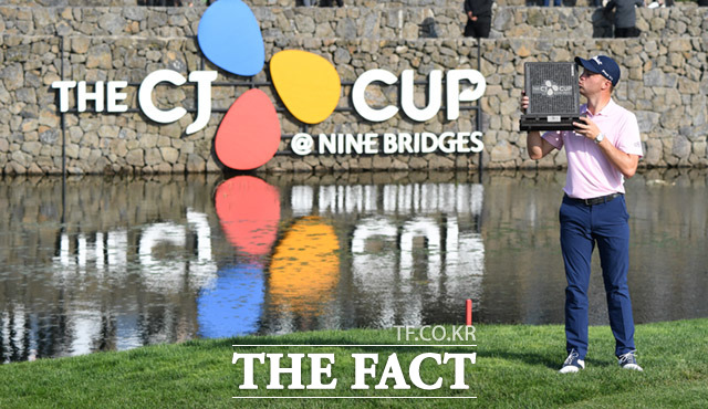 저스틴 토마스 선수가 20일 오후 제주특별자치도 서귀포시 나인브릿지 CC에서 열린 PGA(미국프로골프) TOUR '2019 더 CJ컵 @ 나인브릿지대회'에 참가해 우승을 차지하고 트로피에 입맞춤을 하고 있다. /제주=임세준 기자