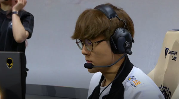 SK텔레콤T1 원거리 딜러 '테디' 박진성이 클러치게이밍과의 경기에 나서고 있다. /네이버 영상 캡처