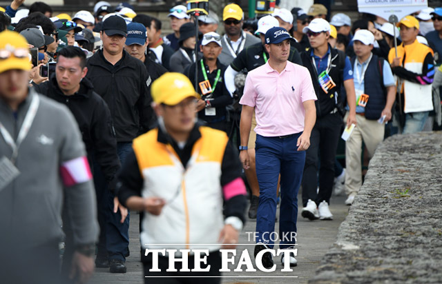대망의 18홀 입장하는 저스틴 토마스