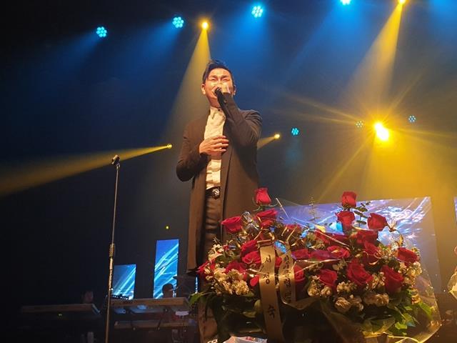 김충훈은 부산을 기반으로 록밴드 '세븐돌핀스' 활동을 해오다 10년전인 2009년 솔로 가수로 독립했다. 최근 신곡을 발표하고 본격 활동을 재개했다. /몬프로덕션 제공