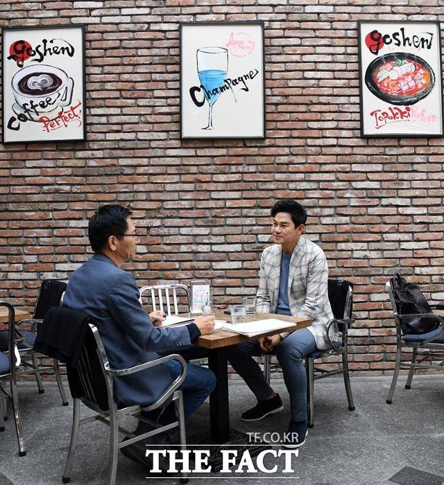 배우 김수현의 아버지인 그는 "아들이 유명 배우란 사실이 거꾸로 저의 가수활동에 걸림돌이 되지 않았으면 한다"는 소망을 조심스럽게 밝혔다. 스페셜인터뷰는 지난 18일 서울 강남 압구정동 한 카페에서 진행됐다. /임영무 기자