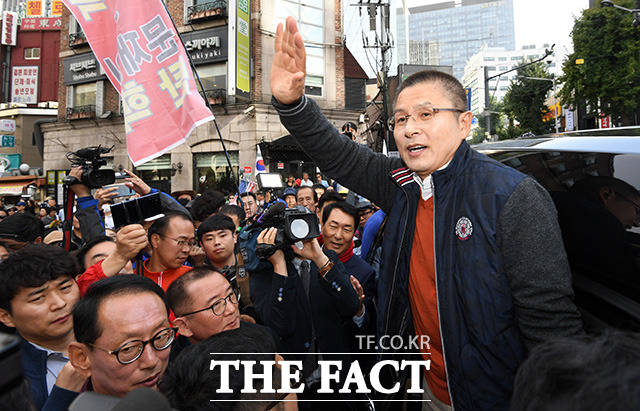 자유한국당이 22일 황교안 대표가 대통령 권한대행 시절 국군기무사령부의 '촛불집회 계엄령 문건' 작성에 연루 의혹을 제기한 임태훈 군인권센터 소장을 검찰에 고발했다. 황 대표가 지난 9일 오후 서울 광화문 세종대로 일대에서 '문재인 하야 범국민투쟁운동본부' 집회를 마친 뒤 차량에 올라 손을 흔들고 있는 모습. /임영무 기자