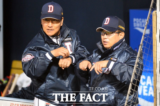 두산 김태형 감독(오른쪽)은 22일 잠실야구장에서 열린 키움과 2019 한국시리즈 1차전 9회말 페르난데스의 쓰리피트라인 아웃 비디오판정에 항의를 하다 자동 퇴장됐다./더팩트 DB