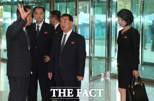 지난 6월 말 도널드 트럼프 미국 대통령과 김정은 북한 국무위원장이 판문점에서 회동한 가운데 김창선(가운데) 북한 국무위원회 부장과 신혜영(오른쪽)으로 보이는 여성이 남측 자유의집 회담장을 살펴보고 있다. /사진공동취재단