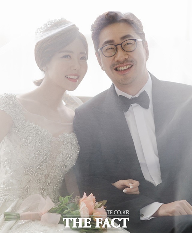 김선영 백성문 커플은 올 2월부터 비밀 데이트를 하며 은밀히 사랑을 키운 것으로 확인됐다. /백성문 김선영 웨딩사진, 더팩트 DB