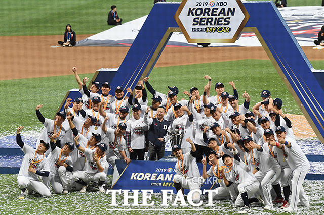 통산 6번째로 한국시리즈 우승을 차지한 두산 선수들이 박정원(가운데) 두산그룹 회장과 함께 우승 세리머니를 하고 있다. /배정한 기자