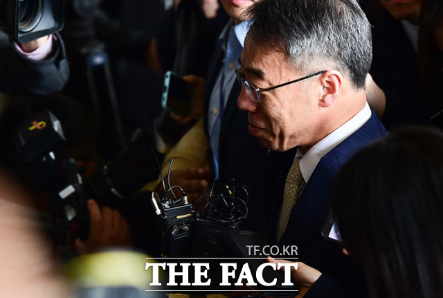 임종헌 전 법원행정처 차장은 '헌재의 한정위헌 판단 위험성' 문건 작성을 지시했다. 2018년 10월 검찰 조사에 출석하는 임종헌 전 법원행정처 차장./임세준 기자