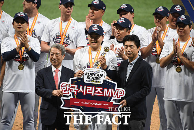 한국시리즈 MVP를 수상한 두산 오재일이 기념사진 촬영을 하고 있다.