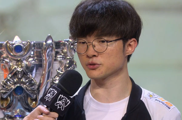 SK텔레콤T1 미드라이너 '페이커' 이상혁이 경기를 마친 뒤 인터뷰를 하고 있다. /네이버 TV 캡처