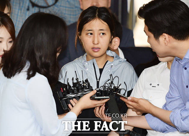 검찰이 최순실 씨가 빌딩을 팔고 약 19억 원 상당의 세금을 내지 않은 정황을 포착하고 수사 중이다. 정유라 씨는 검찰이 압수수색 과정에서 인권을 침해했다고 주장했지만, 검찰은 이미 그의 남편에게 고지했다고 해명했다. /배정한 기자