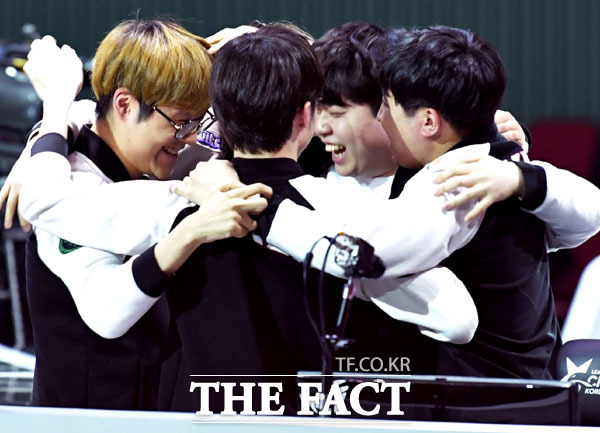 SK텔레콤T1이 27일(한국 시간) 오후 스페인 마드리드 팔라시오 비스탈레그레에서 열린 '2019 리그오브레전드 월드 챔피언십' 8강전에서 스플라이스를 꺾고 4강에 진출했다. /더팩트 DB