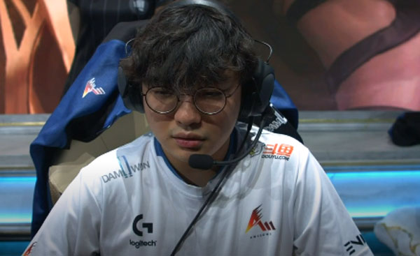 담원게이밍이 28일(한국 시간) 오전 스페인 마드리드 팔라시오 비스탈레그레에서 열린 '2019 리그오브레전드 월드 챔피언십' 8강 G2전 1세트에서 패배했다. 사진은 담원게이밍 서포터 '베릴' 조건희. /네이버 TV 캡처