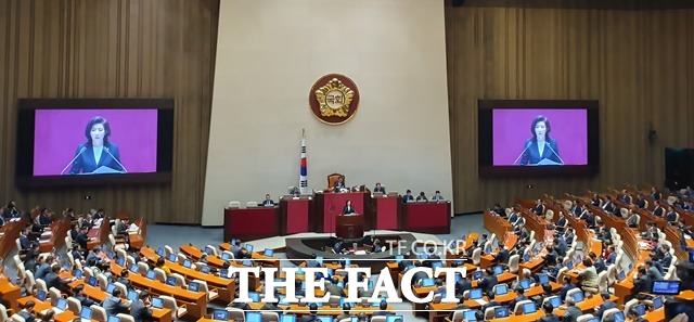 나경원 자유한국당 원내대표가 29일 국회 교섭단체 대표연설에서 정부와 여당의 국정운영 전반을 '실패'로 규정하며, 전면적 기조 전환에 나설 것을 촉구했다. 나 원내대표가 이날 오전 국회 본회의장에서 연설을 하고있다. /국회=허주열 기자