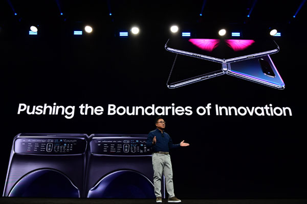 고동진 삼성전자 IT·모바일(IM)부문장(사장)이 '삼성 개발자 콘퍼런스 2019'에서 기조연설을 하고 있다. /삼성전자 제공