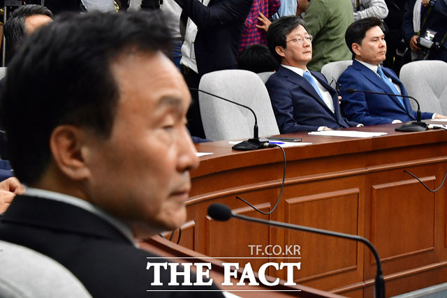 비당권파 변혁 모임에 속한 국민의당계 의원들은 "안철수 전 대표의 지침에 따라 움직이겠다"고 밝혔다. 지난 4월 개최된 바른미래당 의원총회. /남윤호 기자