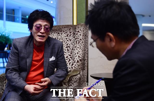 함중아는 80년대 이후 '내게도 사랑이' '풍문으로 들었소' '눈 감으면' '안개속의 두 그림자' '조용한 이별' 등 수많은 노래를 발표해 공전의 히트를 기록했다. 사진은 함중아(왼쪽)가 생전 더팩트와 인터뷰 당시. /더팩트 DB