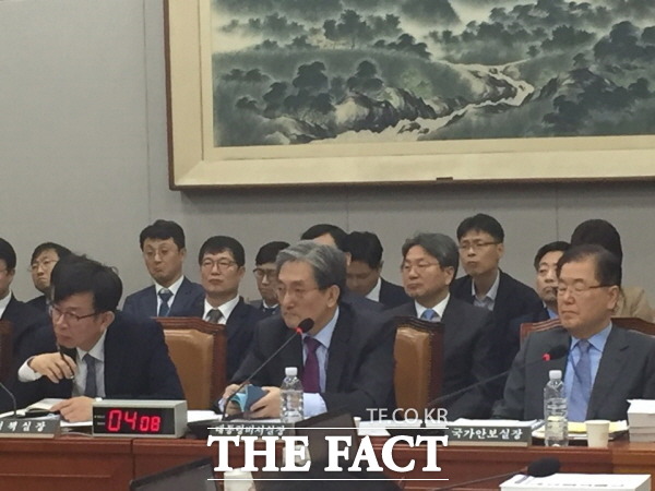 노 실장은 퇴직한 청와대 비서진의 공공기관 취업과 관련해 "총 17명중 전 정부 퇴직자가 14명"이라며 "정부 공직자윤리위원회 소관"이라고 반박했다. /박숙현 기자