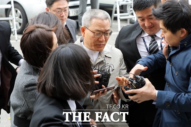 김성태 자유한국당 의원의 딸을 비롯해 총 6명의 KT 부정채용에 연관된 혐의를 받는 서유열 전 KT홈고객부문 사장이 지난 3월 서울 양천구 서울남부지방법원에서 열린 구속 전 피의자 심문(영장실질심사)에 출석하고 있다. /뉴시스