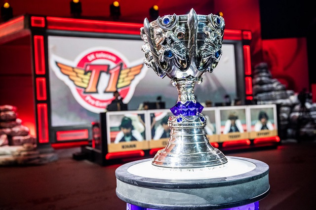 지난달 27일(한국 시각) 진행된 '2019 롤드컵' 8강전 SK텔레콤 T1의 경기 현장에 놓인 롤드컵 트로피 /라이엇게임즈 제공