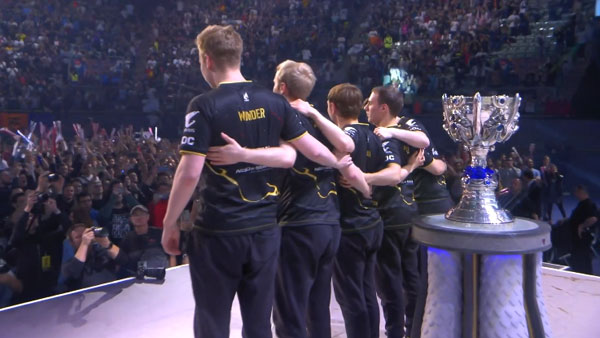 G2가 지난달 28일 담원게이밍을 꺾고 4강에 진출한 후 승리 세레모니를 하고 있다. /네이버TV 캡쳐