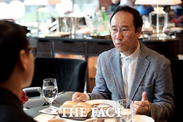 원 감독은 북측 소프라노 가수 김송미를 처음 만났을 때 무언가 '음악인'으로서 잘 통하는 점이 있었다고 했다. 취재진과 이야기를 나누는 원 감독의 모습. /이선화 기자