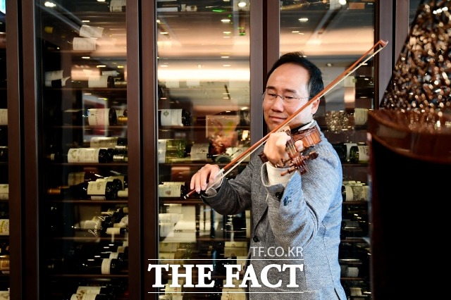 원 감독은 30일 서울 광화문 모처에서 <더팩트>와 만나 지난달 스톡홀롬에서 북한 소프라노 김송미와 합동공연한 사실을 처음으로 공개했다. 사진은 바이올리니스트 원형준이 바이올린을 켜는 모습. /이선화 기자