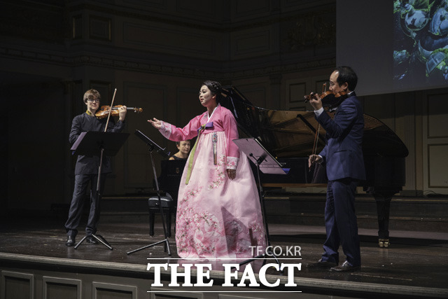 원 감독은 "남북예술교류가 정치 뒤에 올 게 아니라 정치 앞에 선행돼야 한다"라고 주장했다. 지난 9월 22일 스웨덴 스톡홀롬에서 열린 남북합동공연 당시의 모습. /린덴바움페스티벌 제공