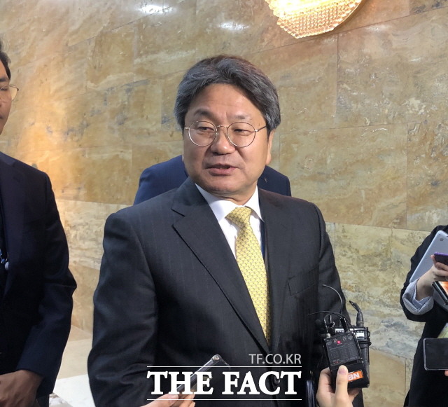 청와대는 6일 야당의 강기정 정무수석 해임 요구를 일축했다. 이날 예결위 출석을 위해 국회를 찾은 강 수석. /문혜현 기자